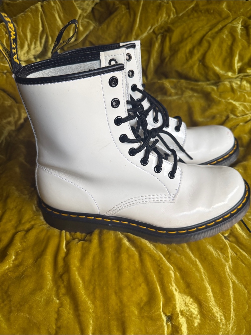 ☁️White Lace-Up Doc Martens Boots☁️